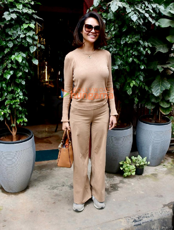 Photos: Esha Gupta snapped in Bandra Photos: Esha Gupta snapped in Bandra