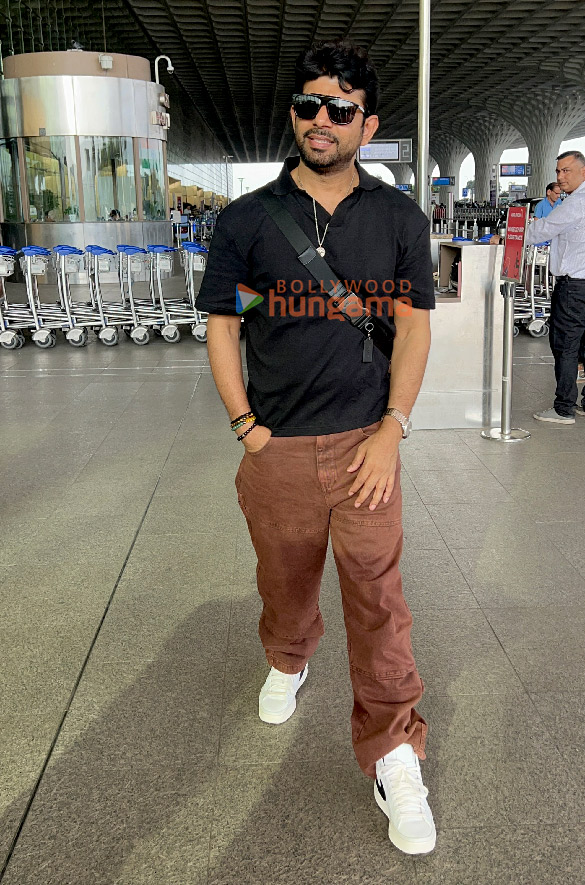 photos gauri khan adnan sami krishna shroff and others snapped at the airport 6