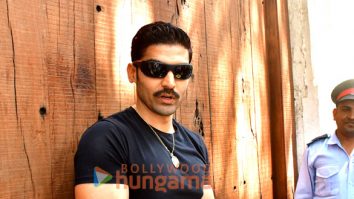 Photos: Gurmeet Choudhary snapped celebrating birthday with paps