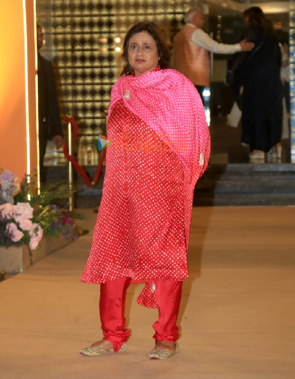 photos kareena kapoor khan karisma kapoor randhir kapoor tina ambani and others attend aadar jains mehendi ceremony 1