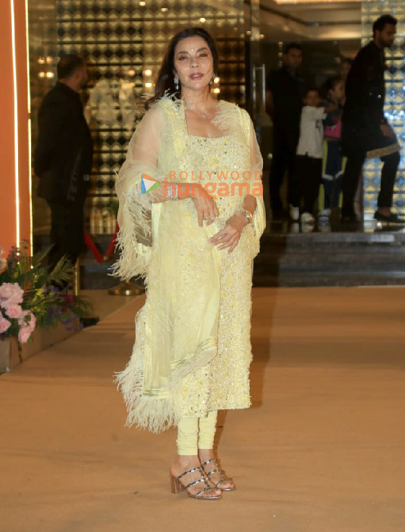 photos kareena kapoor khan karisma kapoor randhir kapoor tina ambani and others attend aadar jains mehendi ceremony 6