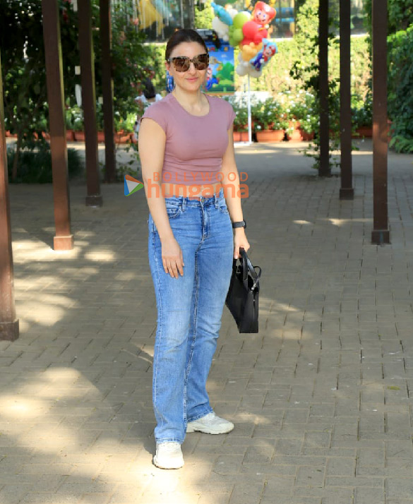 photos kareena kapoor khan karisma kapoor soha ali khan and others snapped at randhir kapoors birthday celebration 3