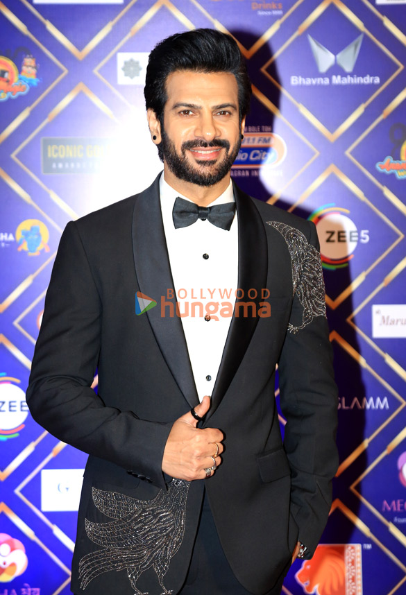 photos kartik aaryan nushrratt bharuccha adah sharma and others grace the iconic gold awards 2025 16