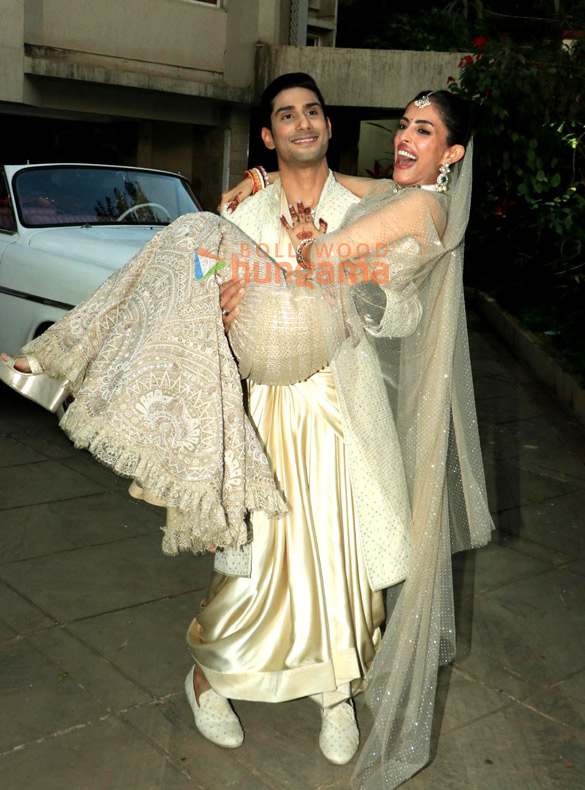 photos prateik babbar and priya banerjee pose for paps after tying the knot 3