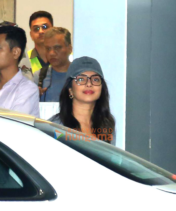 photos priyanka chopra jonas snapped at kalina airport 3 6