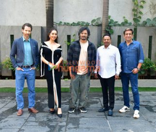 Photos: Raashii Khanna, Jiiva and others snapped at Aghathiyaa press conference Photos: Raashii Khanna, Jiiva and others snapped at Aghathiyaa press conference