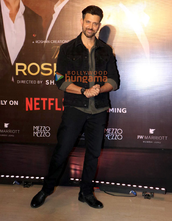 photos rakesh roshan hrithik roshan neetu singh ayesha jhulka ameesha patel mahima choudhary and others snapped at the bash thrown for the success of the roshans documentary 13