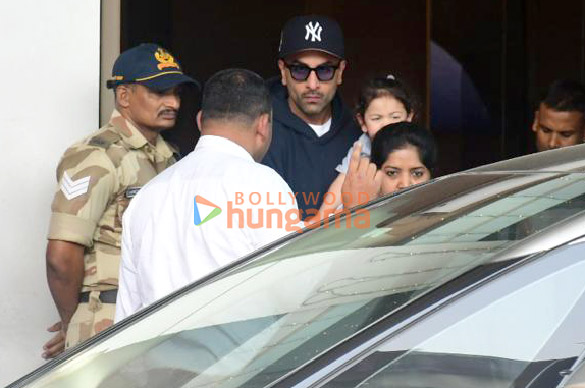 photos ranbir kapoor alia bhatt and raha kapoor snapped at kalina airport 1