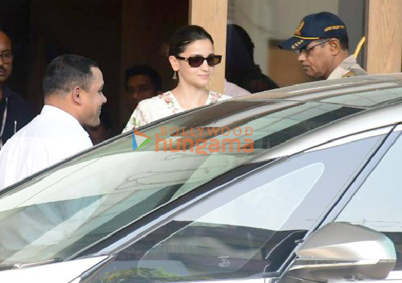 photos ranbir kapoor alia bhatt and raha kapoor snapped at kalina airport 6