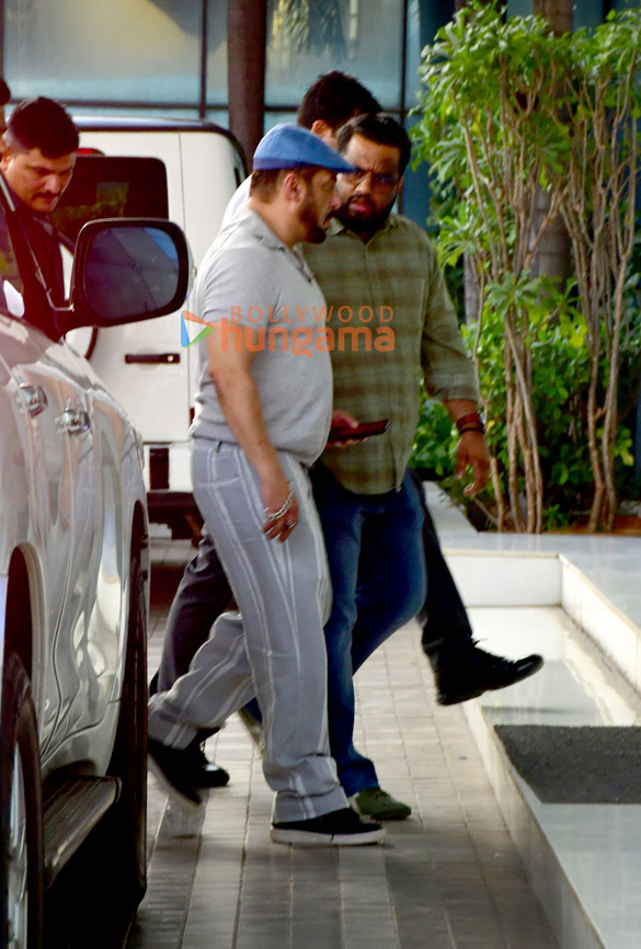 Photos: Salman Khan, Salim Khan, lulia Vantur snapped at Sajid Nadiadwala’s office in Andheri Photos: Salman Khan, Salim Khan, lulia Vantur snapped at Sajid Nadiadwala’s office in Andheri