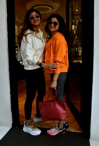 Photos: Shilpa Shetty and Shamita Shetty snapped in Juhu