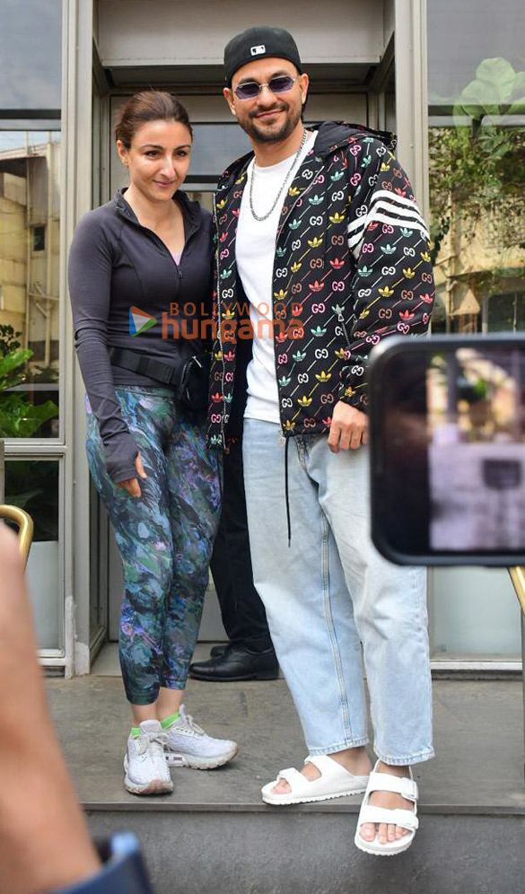 Photos: Soha Ali Khan, Kunal Kemmu, Neha Dhupia and Angad Bedi snapped outside a restaurant in Bandra Photos: Soha Ali Khan, Kunal Kemmu, Neha Dhupia and Angad Bedi snapped outside a restaurant in Bandra