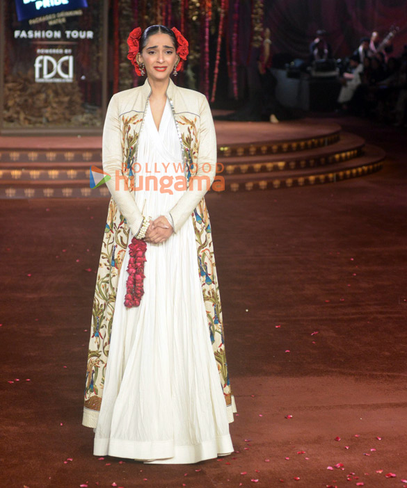 photos sonam kapoor ahuja gets emotional on the ramp remembering fashion designer rohit bal 1