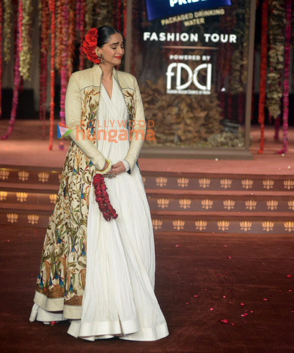 photos sonam kapoor ahuja gets emotional on the ramp remembering fashion designer rohit bal 6