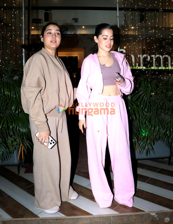 photos uorfi javed snapped at farmers cafe in bandra 4 2