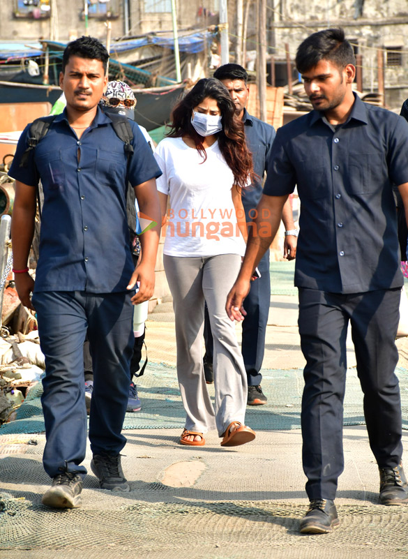 photos varun dhawan and janhvi kapoor snapped at versova jetty 3