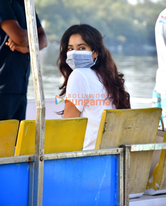 photos varun dhawan and janhvi kapoor snapped at versova jetty 5
