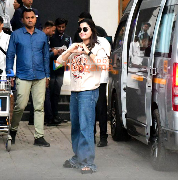 photos vicky kaushal and rashmika mandanna snapped at kalina airport 6