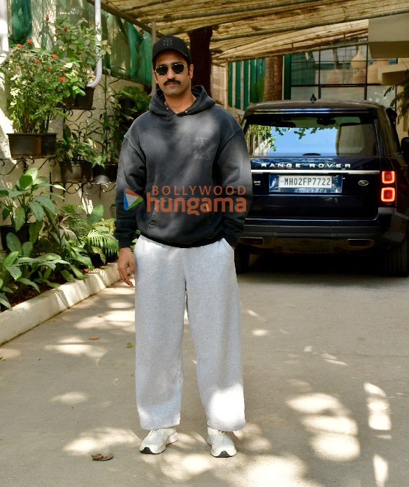 photos vicky kaushal snapped in juhu 1 3