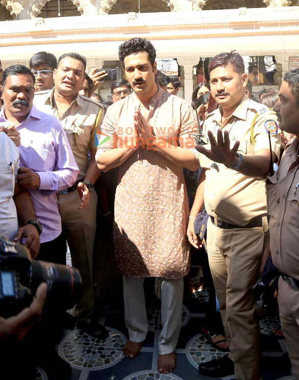 photos vicky kaushal snapped outside babulnath mahadev temple 3