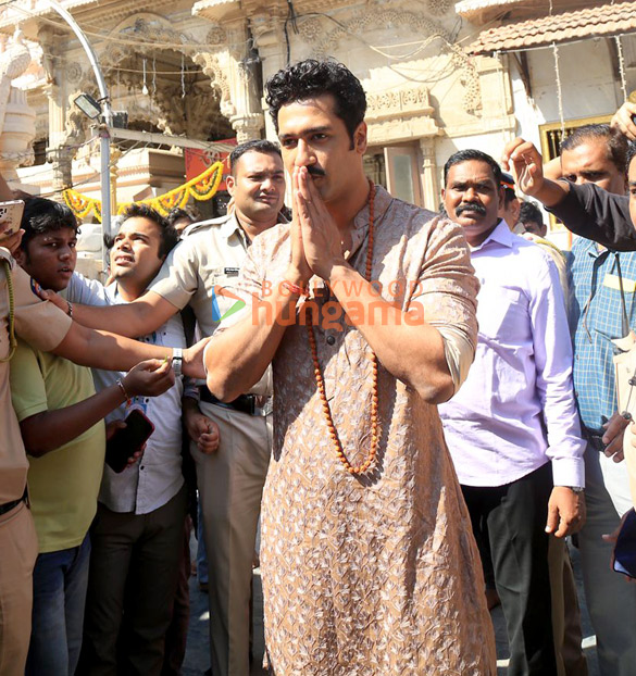 photos vicky kaushal snapped outside babulnath mahadev temple 4