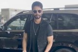 Shahid Kapoor patiently waits till a fan takes a selfie