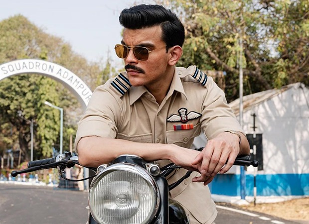 EXCLUSIVE: Sky Force co-director Abhishek Anil Kapur reveals that Akshay Kumar smoked herbal cigarettes: “Akshay sir ko hum asli mein kyun smoke karayenge? Neither do I smoke nor does he”