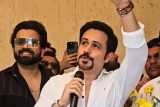 Emraan Hashmi cut his birthday cake with fans