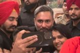 Honey Singh stops to take picture with an adorable fan