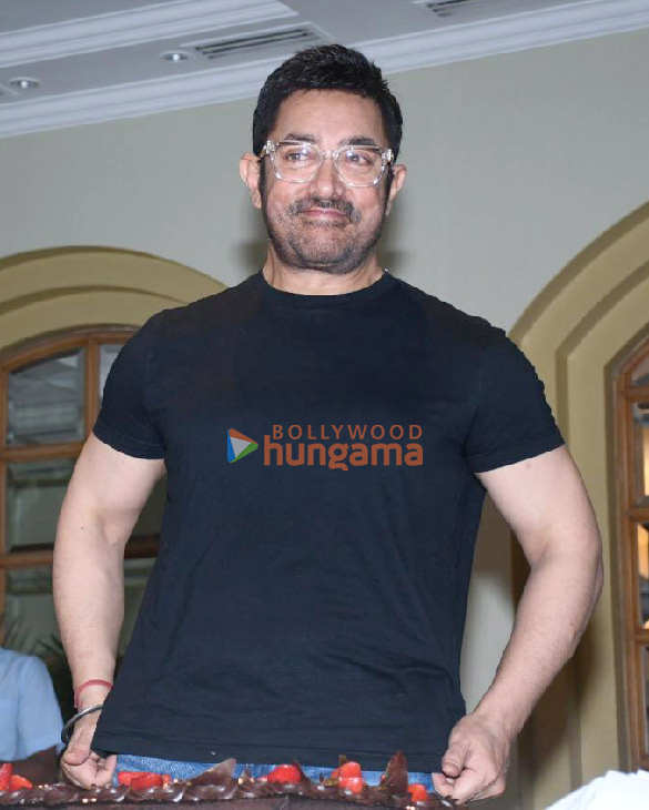 photos aamir khan celebrates his 60th birthday with media 2