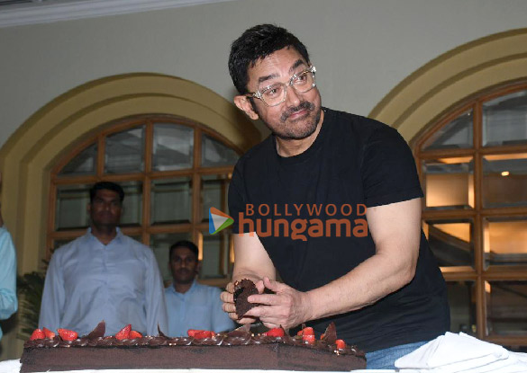 photos aamir khan celebrates his 60th birthday with media 4