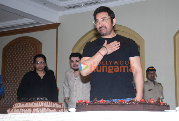 photos aamir khan celebrates his 60th birthday with media 9
