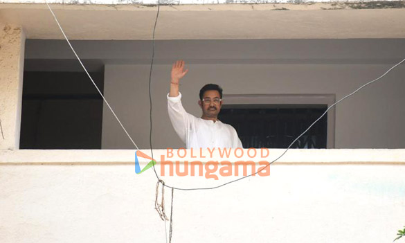 photos aamir khan snapped outside bandra residence 3