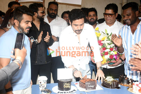 photos emraan hashmi snapped celebrating his birthday and cutting cake with the media 4