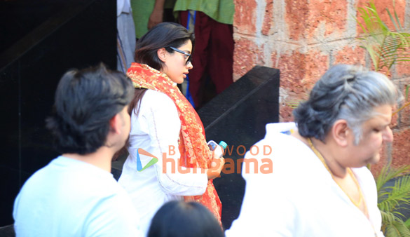 photos janhvi kapoor visits at krishna kali temple to seek blessings 2