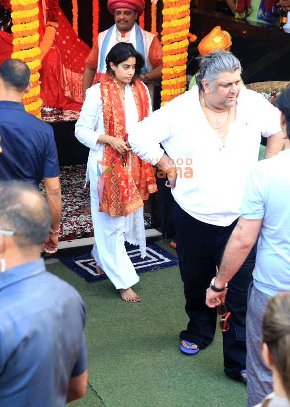photos janhvi kapoor visits at krishna kali temple to seek blessings 5