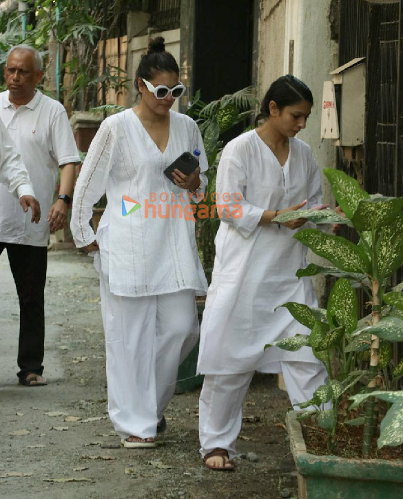 Photos: Kajol, Tanishaa Mukerji, Alia Bhatt, Karan Johar and others attend the funeral of Deb Mukherjee Photos: Kajol, Tanishaa Mukerji, Alia Bhatt, Karan Johar and others attend the funeral of Deb Mukherjee