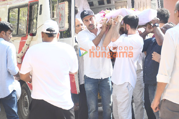 photos kajol tanishaa mukerji alia bhatt karan johar and others attend the funeral of deb mukherjee 17