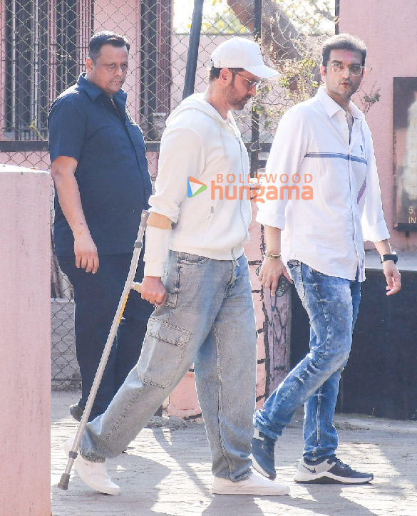 photos kajol tanishaa mukerji alia bhatt karan johar and others attend the funeral of deb mukherjee 18
