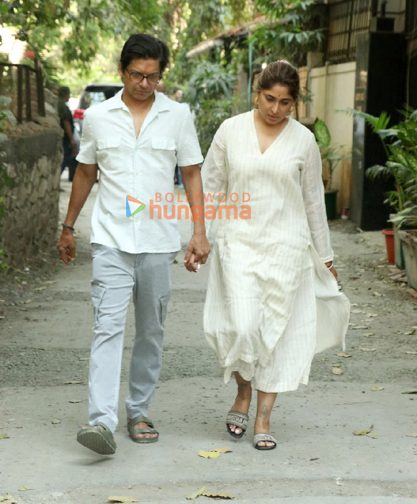 photos kajol tanishaa mukerji alia bhatt karan johar and others attend the funeral of deb mukherjee 4