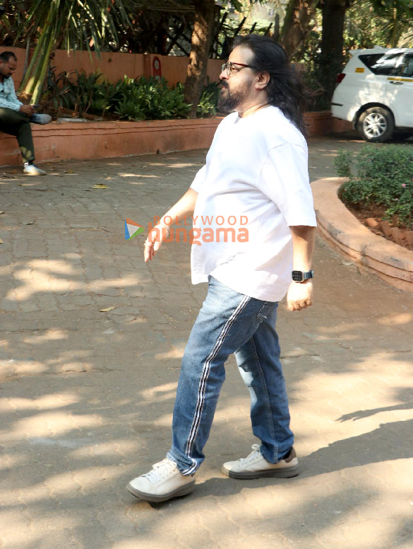photos kajol tanishaa mukerji alia bhatt karan johar and others attend the funeral of deb mukherjee 9