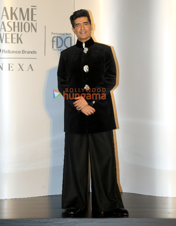 photos kareena kapoor khan pashmina roshan sophie choudry and others grace the grand finale of lakme fashion week 2025 7