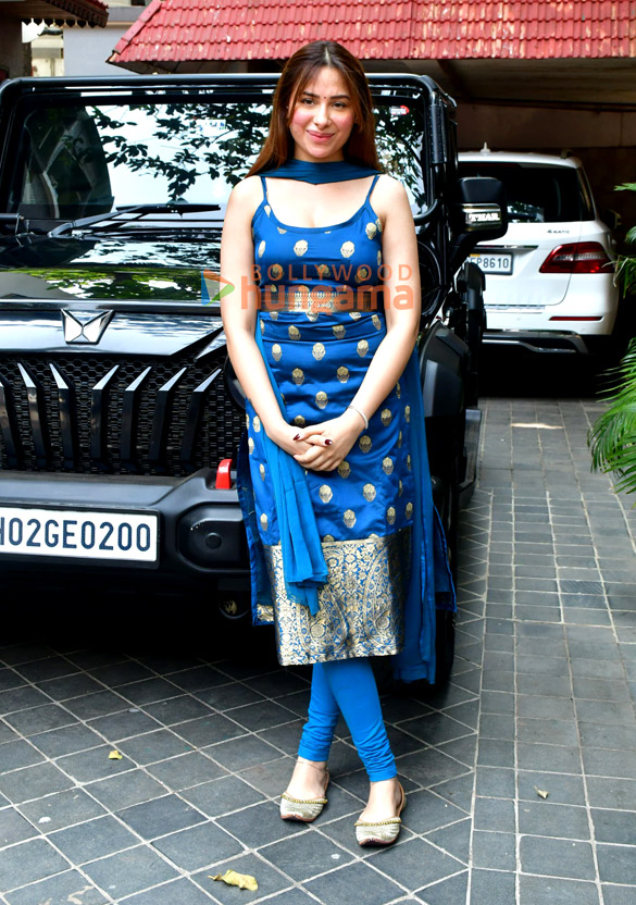 photos mahira sharma snapped in juhu 1 3