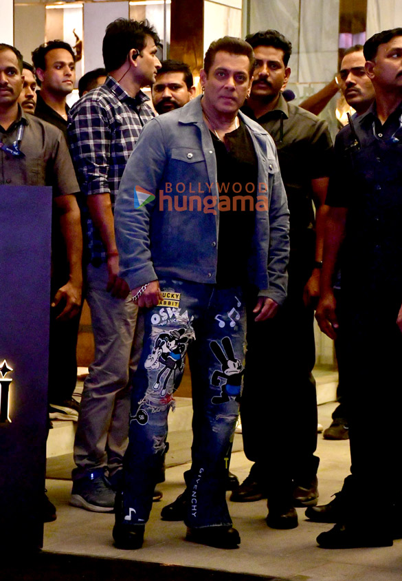 photos salman khan arbaaz khan zaheer iqbal sonakshi sinha and others attend salman khans eid party 12