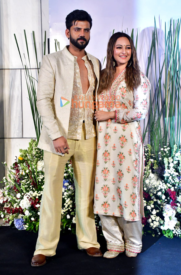 photos salman khan arbaaz khan zaheer iqbal sonakshi sinha and others attend salman khans eid party 22