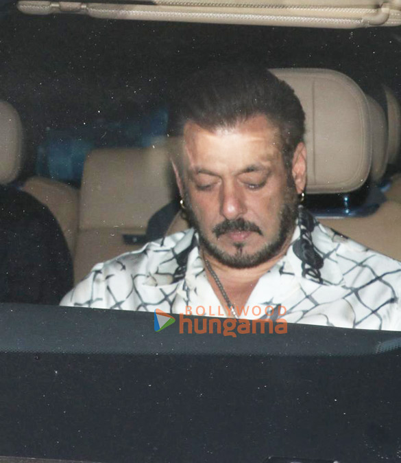 Photos: Salman Khan snapped in Bandra Photos: Salman Khan snapped in Bandra