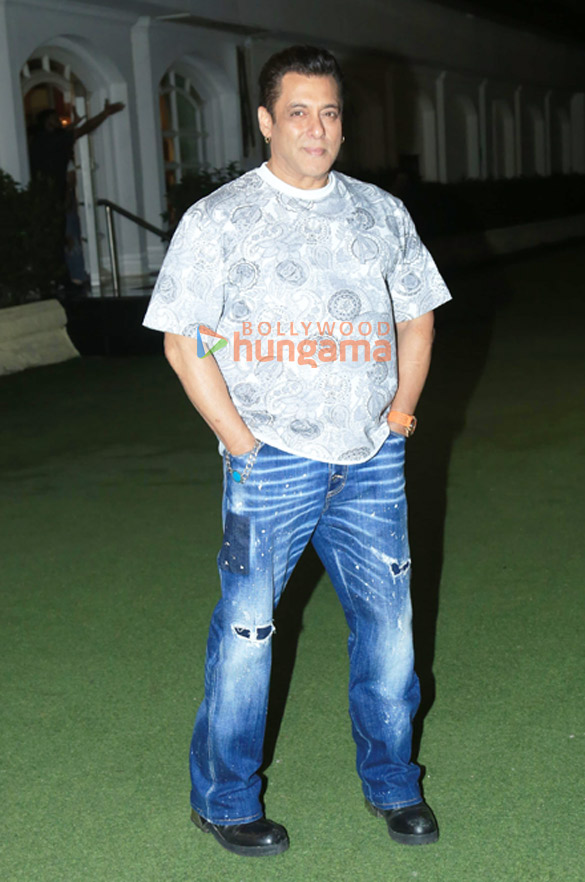 Photos: Salman Khan snapped promoting Sikandar Photos: Salman Khan snapped promoting Sikandar