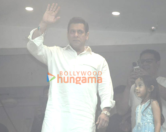 Photos: Salman Khan snapped waiving to fans