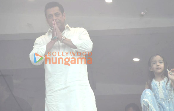 photos salman khan snapped waiving to fans 2