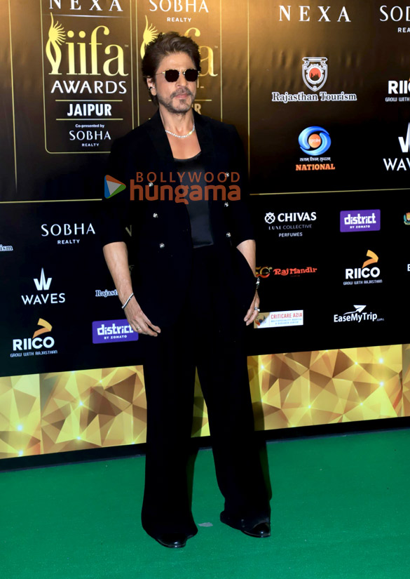 photos shah rukh khan katrina kaif kareena kapoor khan kriti sanon and others grace the green carpet of iifa awards 2025 1